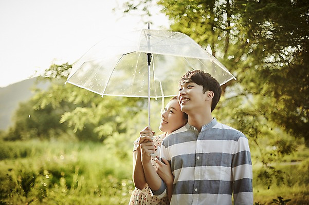 포토 JPG 주간 나무 커플 응시 공원 여자 남자 데이트 우산 서기 미소 들기 상반신 20대 성인 야외 두명 앞모습 아웃포커스 팔짱 기댐 한국인 국내포토 자연요소 식물 시선 공공시설 뷰포인트 관계 모션 촬영기법 표정 사람 동양인 청년 파일형식