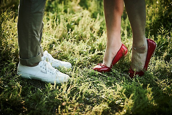 포토 JPG 주간 커플 공원 여자 남자 데이트 서기 잔디 20대 성인 야외 두명 옆모습 신체부위 한국인 하반신 다리 까치발 국내포토 자연요소 식물 공공시설 뷰포인트 관계 모션 발 사람 동양인 청년 파일형식