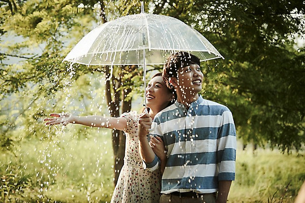 포토 JPG 주간 나무 커플 응시 공원 여자 남자 데이트 우산 서기 미소 들기 상반신 20대 성인 야외 두명 앞모습 아웃포커스 한국인 비 국내포토 자연요소 식물 시선 공공시설 뷰포인트 관계 모션 날씨 촬영기법 표정 사람 동양인 청년 파일형식