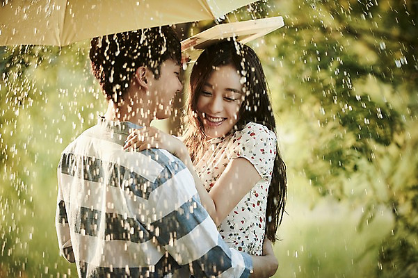 포토 JPG 주간 나무 커플 응시 공원 여자 남자 데이트 우산 안기 서기 미소 들기 상반신 20대 성인 야외 두명 옆모습 아웃포커스 책 한국인 비 국내포토 자연요소 식물 시선 공공시설 뷰포인트 관계 모션 날씨 촬영기법 표정 사람 동양인 청년 파일형식