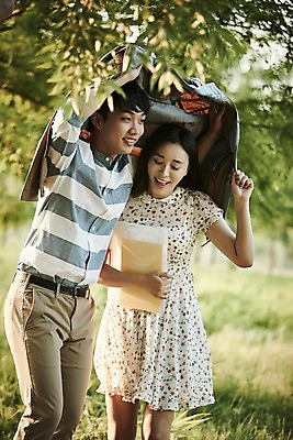 포토 JPG 주간 나무 커플 응시 공원 여자 남자 셔츠 데이트 서기 미소 들기 상반신 20대 성인 야외 두명 앞모습 아웃포커스 책 한국인 국내포토 자연요소 식물 시선 공공시설 뷰포인트 상의 관계 모션 촬영기법 표정 사람 동양인 청년 파일형식