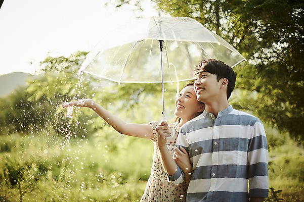 포토 JPG 주간 나무 커플 응시 공원 여자 남자 데이트 우산 서기 미소 들기 상반신 20대 성인 야외 두명 앞모습 아웃포커스 기댐 한국인 비 국내포토 자연요소 식물 시선 공공시설 뷰포인트 관계 모션 날씨 촬영기법 표정 사람 동양인 청년 파일형식 인종 시설
