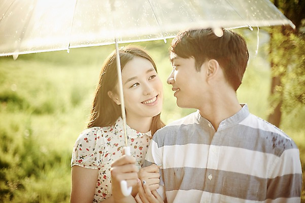 포토 JPG 주간 나무 커플 응시 공원 여자 남자 데이트 우산 서기 미소 들기 상반신 20대 성인 야외 두명 앞모습 아웃포커스 한국인 국내포토 자연요소 식물 시선 공공시설 뷰포인트 관계 모션 촬영기법 표정 사람 동양인 청년 파일형식