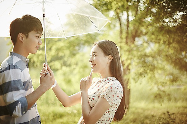 포토 JPG 주간 나무 커플 응시 공원 여자 남자 데이트 우산 서기 미소 들기 상반신 20대 성인 야외 두명 옆모습 아웃포커스 마주보기 한국인 국내포토 자연요소 식물 시선 공공시설 뷰포인트 관계 모션 촬영기법 표정 사람 동양인 청년 파일형식 인종 시설
