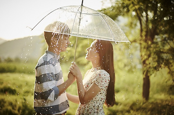 포토 JPG 주간 나무 커플 응시 공원 여자 남자 데이트 우산 서기 미소 들기 상반신 20대 성인 야외 두명 옆모습 아웃포커스 한국인 비 국내포토 자연요소 식물 시선 공공시설 뷰포인트 관계 모션 날씨 촬영기법 표정 사람 동양인 청년 파일형식