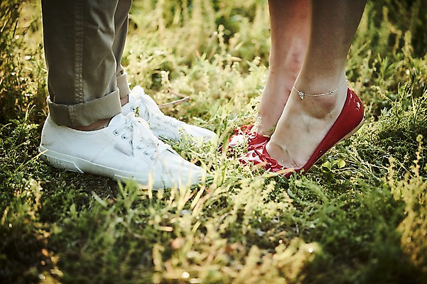 포토 JPG 주간 커플 공원 여자 남자 데이트 서기 잔디 20대 성인 야외 두명 옆모습 신체부위 한국인 하반신 다리 까치발 국내포토 자연요소 식물 공공시설 뷰포인트 관계 모션 발 사람 동양인 청년 파일형식