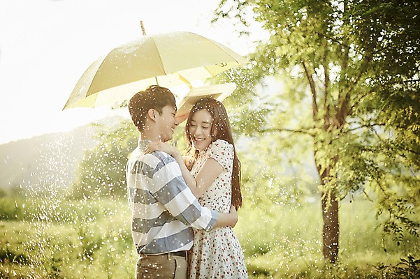 포토 JPG 주간 나무 커플 공원 여자 남자 데이트 우산 안기 서기 미소 들기 상반신 20대 성인 야외 두명 옆모습 아웃포커스 한국인 비 국내포토 자연요소 식물 공공시설 뷰포인트 관계 모션 날씨 촬영기법 표정 사람 동양인 청년 파일형식