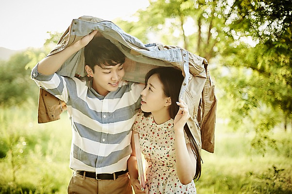 포토 JPG 주간 나무 커플 응시 공원 여자 남자 셔츠 데이트 서기 미소 들기 상반신 20대 성인 야외 두명 앞모습 아웃포커스 책 한국인 국내포토 자연요소 식물 시선 공공시설 뷰포인트 상의 관계 모션 촬영기법 표정 사람 동양인 청년 파일형식