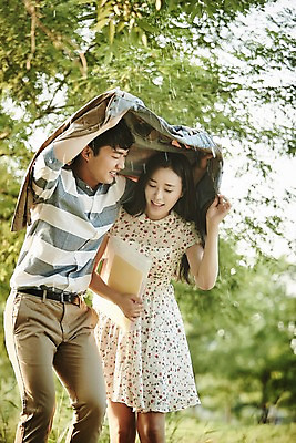 포토 JPG 주간 나무 커플 응시 공원 여자 남자 셔츠 데이트 서기 미소 들기 상반신 20대 성인 야외 두명 앞모습 아웃포커스 책 한국인 국내포토 자연요소 식물 시선 공공시설 뷰포인트 상의 관계 모션 촬영기법 표정 사람 동양인 청년 파일형식