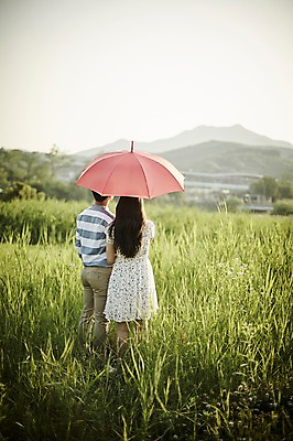 포토 JPG 주간 커플 공원 여자 남자 데이트 우산 서기 들기 상반신 20대 성인 야외 두명 뒷모습 아웃포커스 한국인 풀숲 국내포토 자연요소 공공시설 뷰포인트 관계 모션 촬영기법 사람 동양인 청년 숲 파일형식