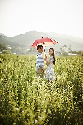 포토 JPG 주간 커플 공원 여자 남자 데이트 우산 서기 들기 상반신 20대 성인 야외 두명 뒷모습 아웃포커스 한국인 뒤돌아보기 풀숲 국내포토 자연요소 공공시설 뷰포인트 관계 모션 촬영기법 사람 동양인 청년 숲 파일형식