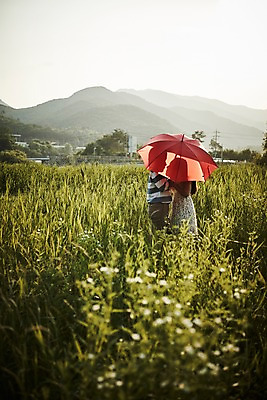 포토 JPG 주간 커플 공원 여자 남자 실루엣 데이트 우산 서기 들기 상반신 20대 성인 야외 두명 옆모습 아웃포커스 한국인 풀숲 국내포토 자연요소 공공시설 뷰포인트 관계 모션 촬영기법 사람 동양인 청년 숲 파일형식