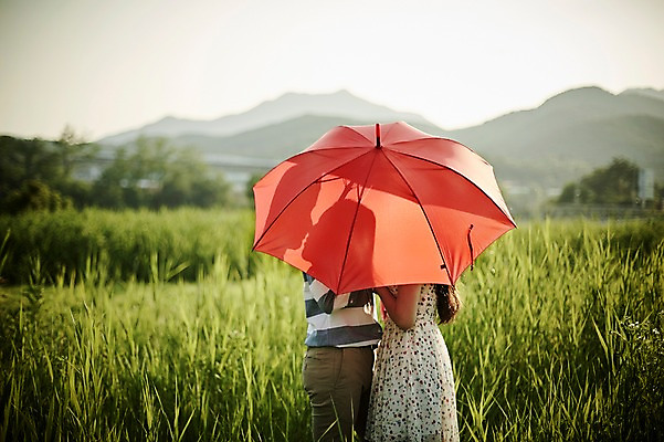 포토 JPG 주간 커플 공원 여자 남자 실루엣 데이트 우산 서기 상반신 20대 성인 야외 두명 옆모습 아웃포커스 한국인 풀숲 국내포토 자연요소 공공시설 뷰포인트 관계 모션 촬영기법 사람 동양인 청년 숲 파일형식