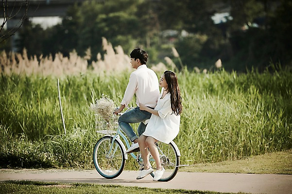 포토 JPG 주간 전신 커플 응시 공원 여자 남자 데이트 앉기 20대 성인 야외 두명 옆모습 자전거 한국인 갈대밭 국내포토 자연요소 시선 공공시설 뷰포인트 관계 모션 사람 동양인 청년 바이크 파일형식 갈대_식물