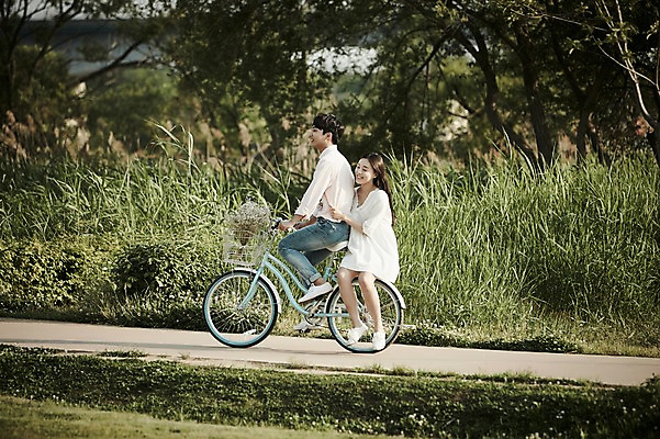 포토 JPG 주간 전신 커플 응시 공원 여자 남자 데이트 앉기 20대 성인 야외 두명 앞모습 옆모습 아웃포커스 자전거 한국인 갈대밭 국내포토 자연요소 시선 공공시설 뷰포인트 관계 모션 촬영기법 사람 동양인 청년 바이크 파일형식 갈대_식물