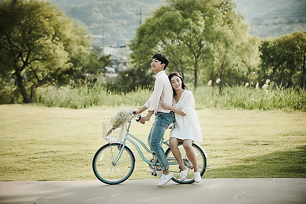 포토 JPG 주간 전신 나무 커플 공원 여자 남자 데이트 앉기 잔디 20대 성인 야외 두명 앞모습 옆모습 자전거 한국인 국내포토 자연요소 식물 공공시설 뷰포인트 관계 모션 사람 동양인 청년 바이크 파일형식