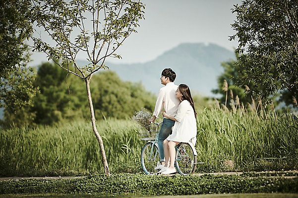 포토 JPG 주간 전신 나무 커플 공원 여자 남자 데이트 안기 앉기 20대 성인 야외 두명 옆모습 뒷모습 아웃포커스 자전거 한국인 갈대밭 국내포토 자연요소 식물 공공시설 뷰포인트 관계 모션 촬영기법 사람 동양인 청년 바이크 파일형식 갈대_식물