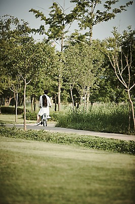 포토 JPG 주간 전신 나무 커플 공원 여자 남자 데이트 앉기 잔디 20대 성인 야외 두명 뒷모습 아웃포커스 자전거 한국인 국내포토 자연요소 식물 공공시설 뷰포인트 관계 모션 촬영기법 사람 동양인 청년 바이크 파일형식