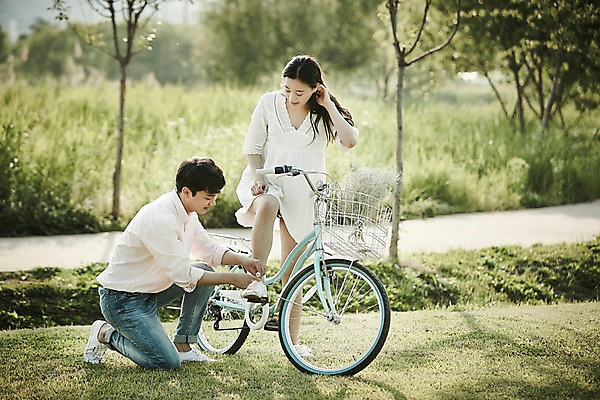 포토 JPG 주간 전신 나무 커플 응시 공원 여자 남자 데이트 서기 앉기 잔디 20대 성인 야외 두명 앞모습 옆모습 아웃포커스 한국인 무릎꿇기 신발끈묶기 국내포토 자연요소 식물 시선 공공시설 뷰포인트 관계 모션 촬영기법 사람 동양인 청년 묶기 신발끈 파일형식