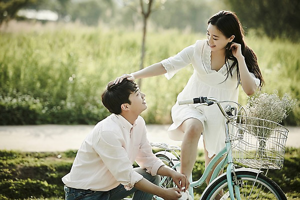 포토 JPG 주간 나무 커플 공원 여자 남자 꽃 데이트 앉기 잔디 상반신 20대 성인 야외 두명 앞모습 옆모습 아웃포커스 자전거 한국인 무릎꿇기 신발끈묶기 국내포토 자연요소 식물 공공시설 뷰포인트 관계 모션 촬영기법 사람 동양인 청년 바이크 묶기 신발끈 파일형식