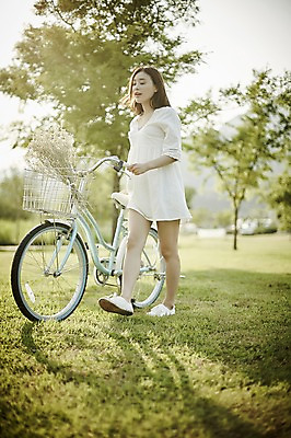 포토 JPG 주간 전신 나무 응시 공원 여자 한명 서기 잔디 20대 성인 야외 옆모습 아웃포커스 자전거 한국인 성인여자한명만 국내포토 자연요소 식물 1 시선 공공시설 뷰포인트 모션 촬영기법 사람 동양인 청년 바이크 여자한명만 성인여자만 파일형식