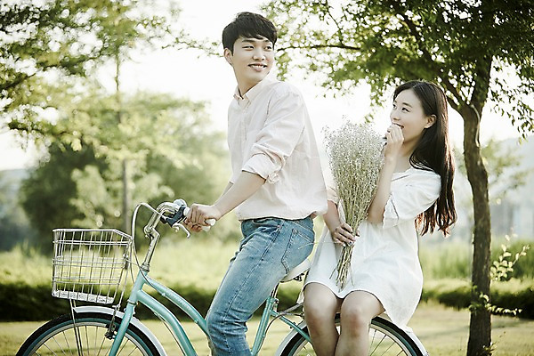 포토 JPG 주간 나무 커플 응시 공원 여자 남자 꽃 데이트 앉기 상반신 20대 성인 야외 두명 앞모습 옆모습 아웃포커스 자전거 한국인 국내포토 자연요소 식물 시선 공공시설 뷰포인트 관계 모션 촬영기법 사람 동양인 청년 바이크 파일형식