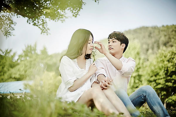 포토 JPG 주간 나무 커플 응시 공원 여자 남자 꽃 데이트 들기 앉기 상반신 20대 성인 야외 두명 옆모습 아웃포커스 한국인 국내포토 자연요소 식물 시선 공공시설 뷰포인트 관계 모션 촬영기법 사람 동양인 청년 파일형식