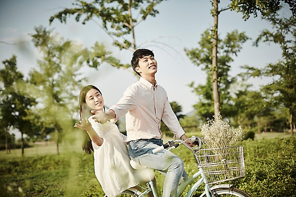 포토 JPG 주간 나무 커플 공원 여자 남자 데이트 앉기 상반신 20대 성인 야외 두명 옆모습 아웃포커스 자전거 한국인 국내포토 자연요소 식물 공공시설 뷰포인트 관계 모션 촬영기법 사람 동양인 청년 바이크 파일형식