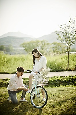 포토 JPG 주간 전신 나무 커플 응시 공원 여자 남자 데이트 앉기 잔디 20대 성인 야외 두명 앞모습 옆모습 아웃포커스 한국인 무릎꿇기 국내포토 자연요소 식물 시선 공공시설 뷰포인트 관계 모션 촬영기법 사람 동양인 청년 파일형식