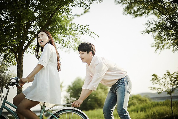 포토 JPG 주간 나무 커플 응시 공원 여자 남자 데이트 서기 앉기 상반신 20대 성인 야외 두명 옆모습 아웃포커스 자전거 한국인 국내포토 자연요소 식물 시선 공공시설 뷰포인트 관계 모션 촬영기법 사람 동양인 청년 바이크 파일형식