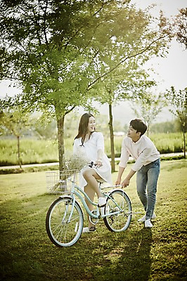 포토 JPG 주간 전신 나무 커플 응시 공원 여자 남자 데이트 서기 앉기 잔디 20대 성인 야외 두명 앞모습 옆모습 자전거 한국인 잡기 국내포토 자연요소 식물 시선 공공시설 뷰포인트 관계 모션 사람 동양인 청년 바이크 파일형식