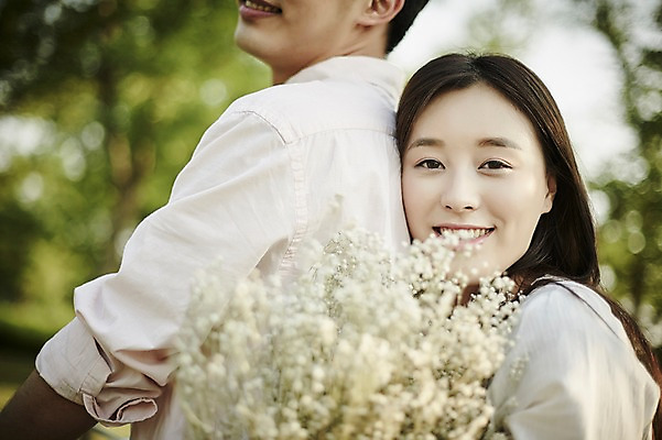 포토 JPG 주간 나무 커플 공원 여자 남자 꽃다발 데이트 안기 들기 앉기 상반신 20대 성인 야외 두명 옆모습 아웃포커스 기댐 한국인 국내포토 자연요소 식물 공공시설 꽃 뷰포인트 관계 모션 촬영기법 사람 동양인 청년 파일형식