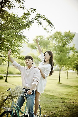 포토 JPG 주간 나무 커플 응시 공원 여자 남자 데이트 서기 앉기 잔디 상반신 20대 성인 야외 두명 앞모습 아웃포커스 손들기 자전거 한국인 국내포토 자연요소 식물 시선 공공시설 뷰포인트 관계 모션 촬영기법 사람 동양인 청년 바이크 파일형식