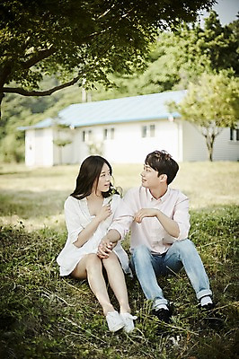 포토 JPG 주간 전신 나무 커플 응시 공원 여자 남자 데이트 앉기 잔디 20대 성인 야외 두명 앞모습 아웃포커스 한국인 국내포토 자연요소 식물 시선 공공시설 뷰포인트 관계 모션 촬영기법 사람 동양인 청년 파일형식