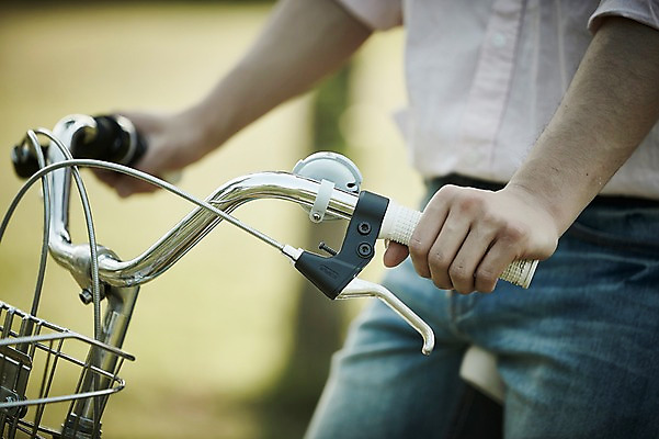포토 JPG 주간 공원 남자 한명 앉기 상반신 20대 성인 야외 옆모습 아웃포커스 신체부위 자전거 한국인 잡기 팔 성인남자한명만 국내포토 자연요소 1 공공시설 뷰포인트 모션 촬영기법 사람 동양인 청년 바이크 남자한명만 성인남자만 파일형식