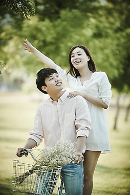 포토 JPG 주간 나무 커플 응시 공원 여자 남자 꽃다발 데이트 서기 앉기 잔디 상반신 20대 성인 야외 두명 앞모습 아웃포커스 자전거 한국인 국내포토 자연요소 식물 시선 공공시설 꽃 뷰포인트 관계 모션 촬영기법 사람 동양인 청년 바이크 파일형식 육상교통 인종 시설 교통수단 교통