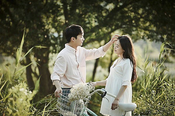 포토 JPG 주간 나무 커플 응시 공원 여자 남자 꽃다발 데이트 서기 상반신 20대 성인 야외 두명 옆모습 아웃포커스 자전거 한국인 국내포토 자연요소 식물 시선 공공시설 꽃 뷰포인트 관계 모션 촬영기법 사람 동양인 청년 바이크 파일형식