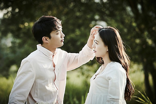 포토 JPG 주간 나무 커플 응시 공원 여자 남자 데이트 서기 상반신 20대 성인 야외 두명 옆모습 아웃포커스 마주보기 한국인 국내포토 자연요소 식물 시선 공공시설 뷰포인트 관계 모션 촬영기법 사람 동양인 청년 파일형식