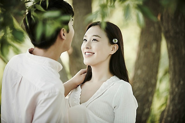 포토 JPG 주간 나무 커플 응시 공원 여자 남자 꽃 데이트 나뭇잎 서기 상반신 20대 성인 야외 두명 옆모습 아웃포커스 한국인 국내포토 자연요소 식물 시선 공공시설 뷰포인트 잎 관계 모션 촬영기법 사람 동양인 청년 파일형식