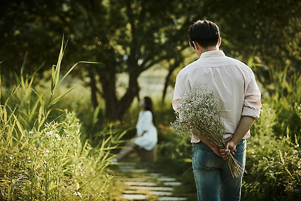 포토 JPG 주간 전신 나무 커플 응시 공원 여자 남자 꽃다발 데이트 서기 들기 앉기 상반신 20대 성인 야외 두명 옆모습 뒷모습 한국인 숨김 국내포토 자연요소 식물 시선 공공시설 꽃 뷰포인트 컨셉 관계 모션 사람 동양인 청년 파일형식