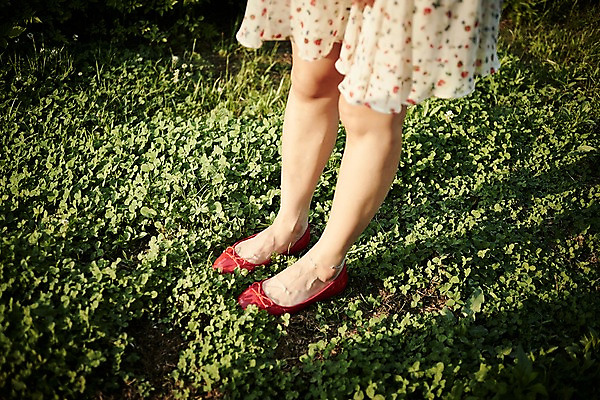 포토 JPG 주간 공원 여자 한명 서기 잔디 20대 성인 야외 앞모습 신체부위 한국인 하반신 다리 성인여자한명만 국내포토 자연요소 식물 1 공공시설 뷰포인트 모션 사람 동양인 청년 여자한명만 성인여자만 파일형식