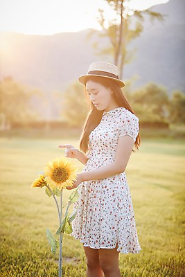 포토 JPG 주간 나무 응시 공원 여자 해바라기 한명 서기 잔디 상반신 20대 성인 야외 옆모습 아웃포커스 빛 한국인 가리킴 성인여자한명만 국내포토 자연요소 식물 1 시선 공공시설 꽃 뷰포인트 모션 촬영기법 사람 동양인 손짓 청년 여자한명만 성인여자만 파일형식