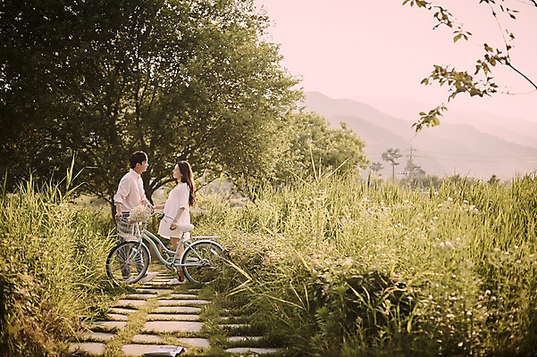 포토 JPG 주간 전신 나무 커플 응시 공원 여자 남자 데이트 서기 상반신 20대 성인 야외 두명 옆모습 마주보기 자전거 한국인 풀숲 국내포토 자연요소 식물 시선 공공시설 뷰포인트 관계 모션 사람 동양인 청년 바이크 숲 파일형식