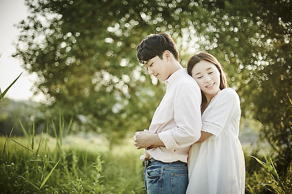 포토 JPG 주간 나무 커플 공원 여자 남자 데이트 안기 서기 상반신 20대 성인 야외 두명 옆모습 아웃포커스 한국인 백허그 국내포토 자연요소 식물 공공시설 뷰포인트 관계 모션 포옹 촬영기법 사람 동양인 청년 파일형식