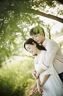 포토 JPG 주간 나무 커플 공원 여자 남자 데이트 안기 서기 상반신 20대 성인 야외 두명 옆모습 아웃포커스 한국인 백허그 국내포토 자연요소 식물 공공시설 뷰포인트 관계 모션 포옹 촬영기법 사람 동양인 청년 파일형식