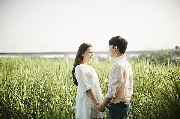 포토 JPG 주간 커플 응시 공원 여자 남자 데이트 서기 잔디 상반신 20대 성인 야외 두명 옆모습 아웃포커스 마주보기 손잡기 한국인 국내포토 자연요소 식물 시선 공공시설 뷰포인트 관계 모션 촬영기법 사람 동양인 청년 파일형식