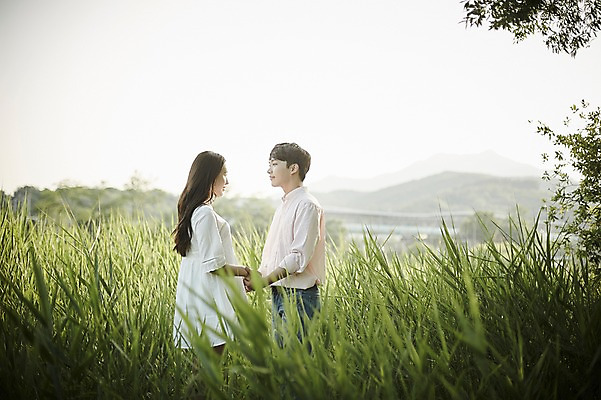 포토 JPG 주간 커플 응시 공원 여자 남자 데이트 서기 잔디 상반신 20대 성인 야외 두명 옆모습 아웃포커스 마주보기 손잡기 한국인 국내포토 자연요소 식물 시선 공공시설 뷰포인트 관계 모션 촬영기법 사람 동양인 청년 파일형식