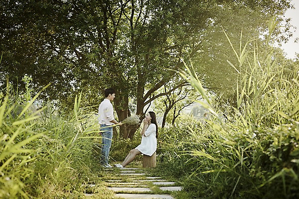 포토 JPG 주간 전신 나무 커플 응시 공원 여자 남자 꽃다발 데이트 서기 들기 앉기 20대 성인 야외 두명 옆모습 한국인 풀숲 국내포토 자연요소 식물 시선 공공시설 꽃 뷰포인트 관계 모션 사람 동양인 청년 숲 파일형식