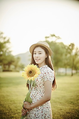 포토 JPG 주간 나무 공원 여자 해바라기 한명 서기 들기 잔디 상반신 20대 성인 야외 옆모습 아웃포커스 한국인 성인여자한명만 국내포토 자연요소 식물 1 공공시설 꽃 뷰포인트 모션 촬영기법 사람 동양인 청년 여자한명만 성인여자만 파일형식