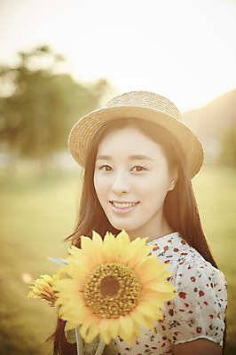 포토 JPG 주간 나무 공원 여자 한명 서기 들기 잔디 상반신 20대 성인 야외 옆모습 아웃포커스 한국인 성인여자한명만 국내포토 자연요소 식물 1 공공시설 뷰포인트 모션 촬영기법 사람 동양인 청년 여자한명만 성인여자만 파일형식